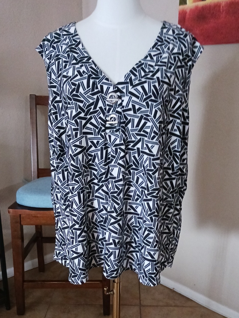 89th & Madison Black and White Geometric V-Neck Tank